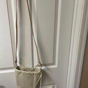 VINCE CAMUTO ECRU/BEIGE LEATHER CRISSBODY